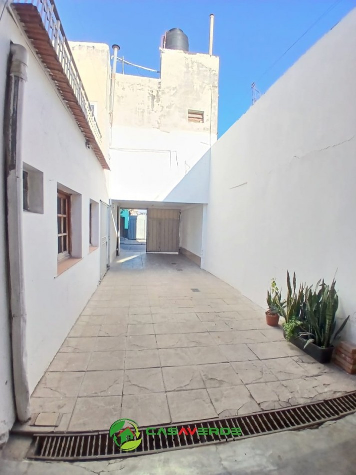 CASA CON GALPON APTA CREDITO EN ZONA MACROCENRO