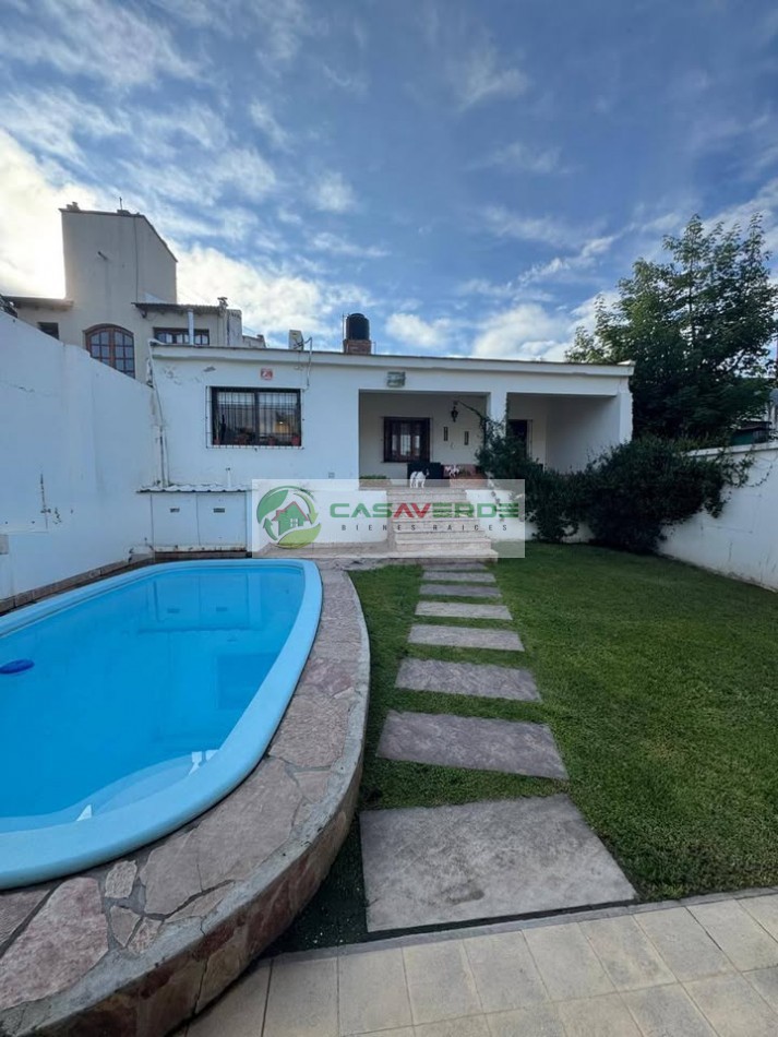 VENTA CASA CON PILETA EN TRES CERRITOS 