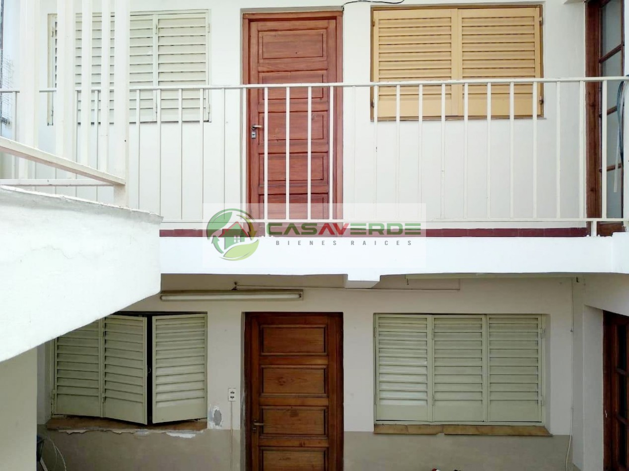 VENTA CASA MACROCENTRO CON DOS LOCALES COMERCIALES EN CALLE SAN LUIS AL 1.500