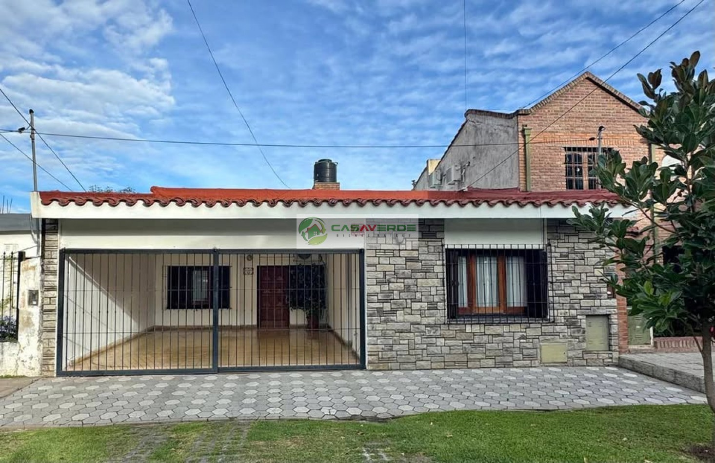 VENTA CASA CON PILETA EN TRES CERRITOS 