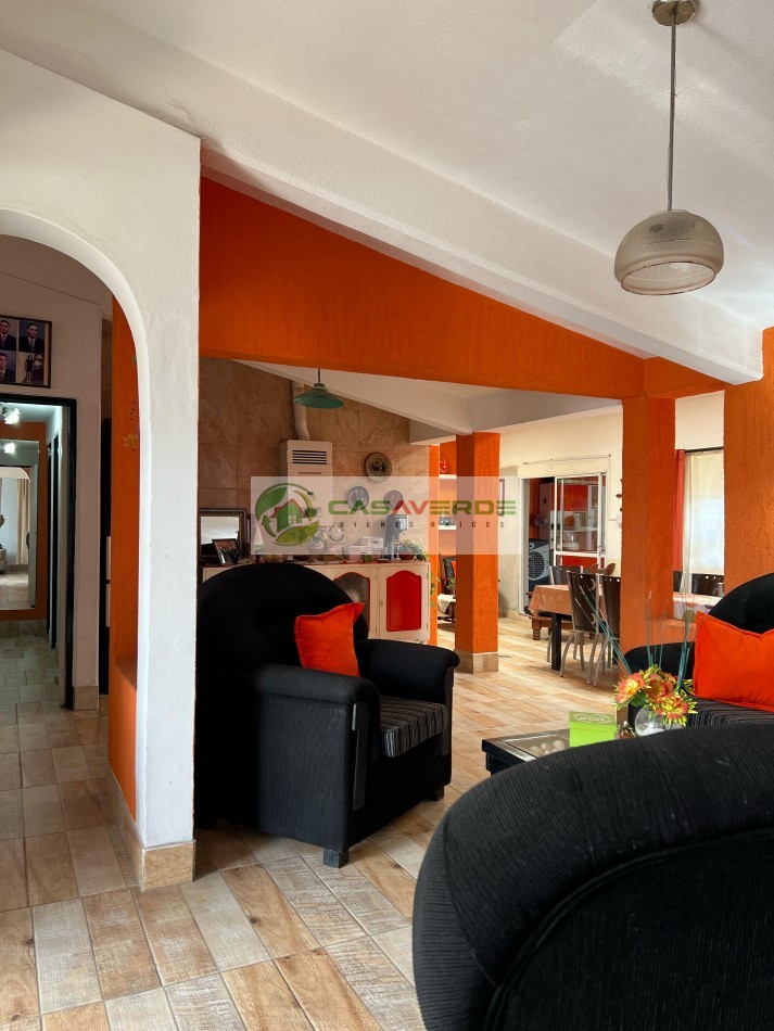 VENTA IMPORTANTE CASA EN ESQUINA SOBRE AVENIDA - ZONA SUR