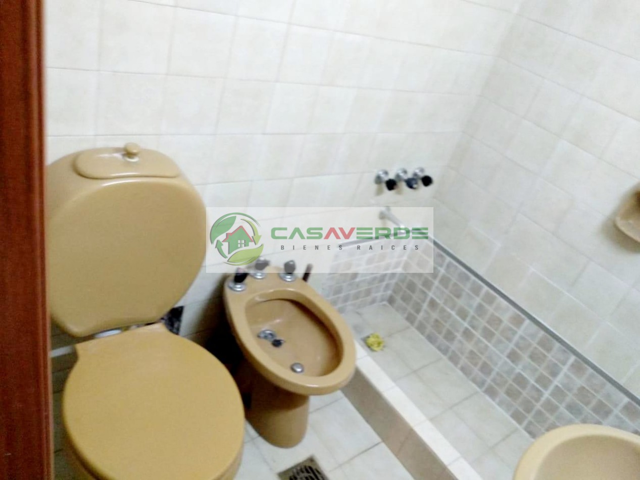 VENTA CASA MACROCENTRO CON DOS LOCALES COMERCIALES EN CALLE SAN LUIS AL 1.500